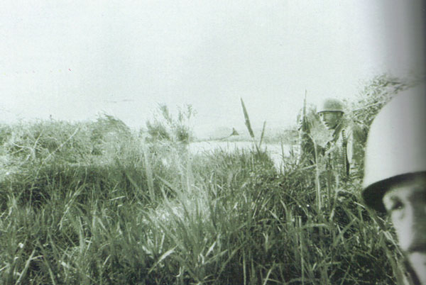 Fallschirmjager of the 3./FjSR having just been dropped about one kilometer from the Tavronitis bridge, Malemes sector, Kreta, 20. May. 1941.