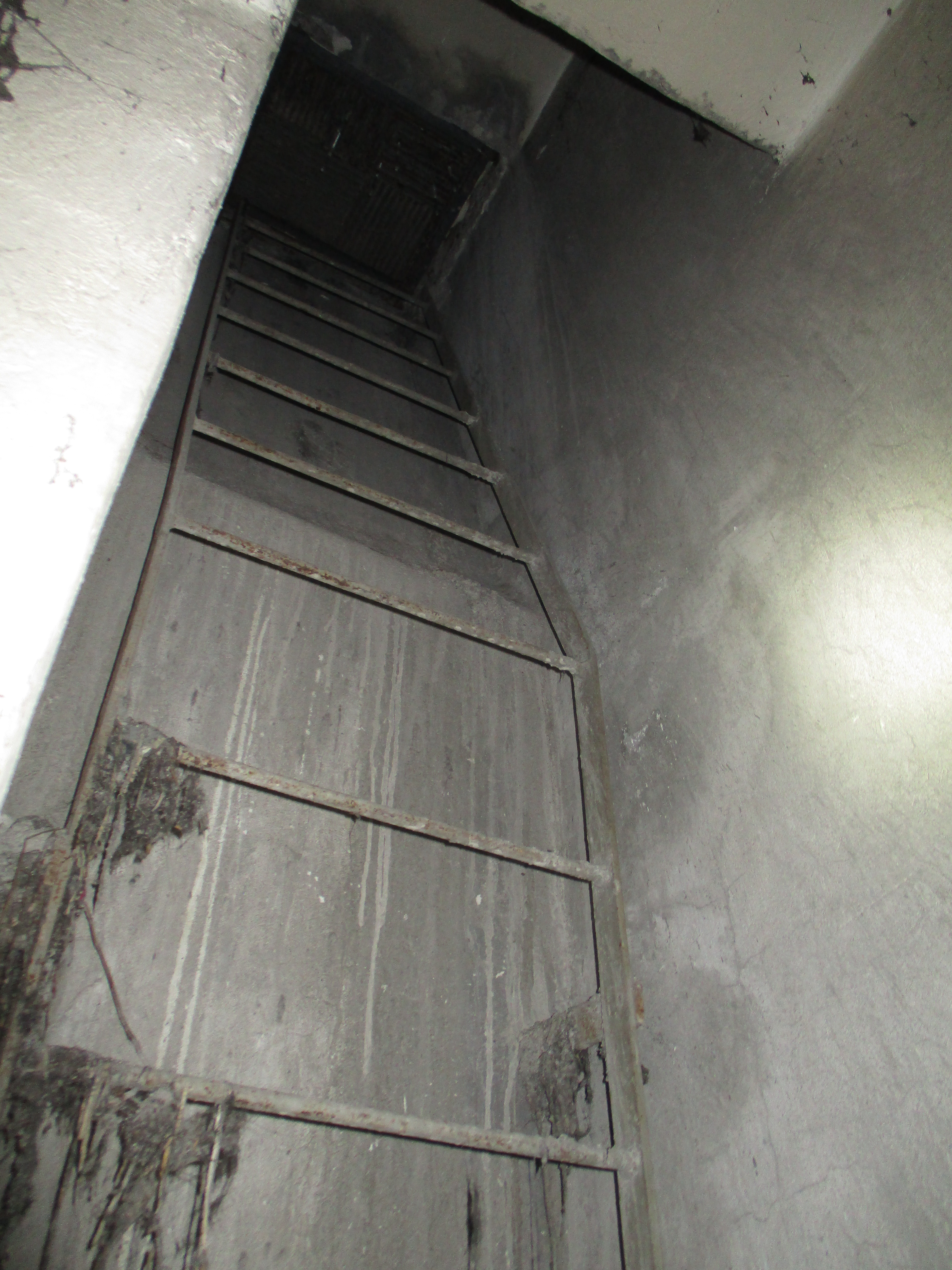 Έξοδος κινδύνου καταφυγίου, στο υπόγειο πολυκατοικίας