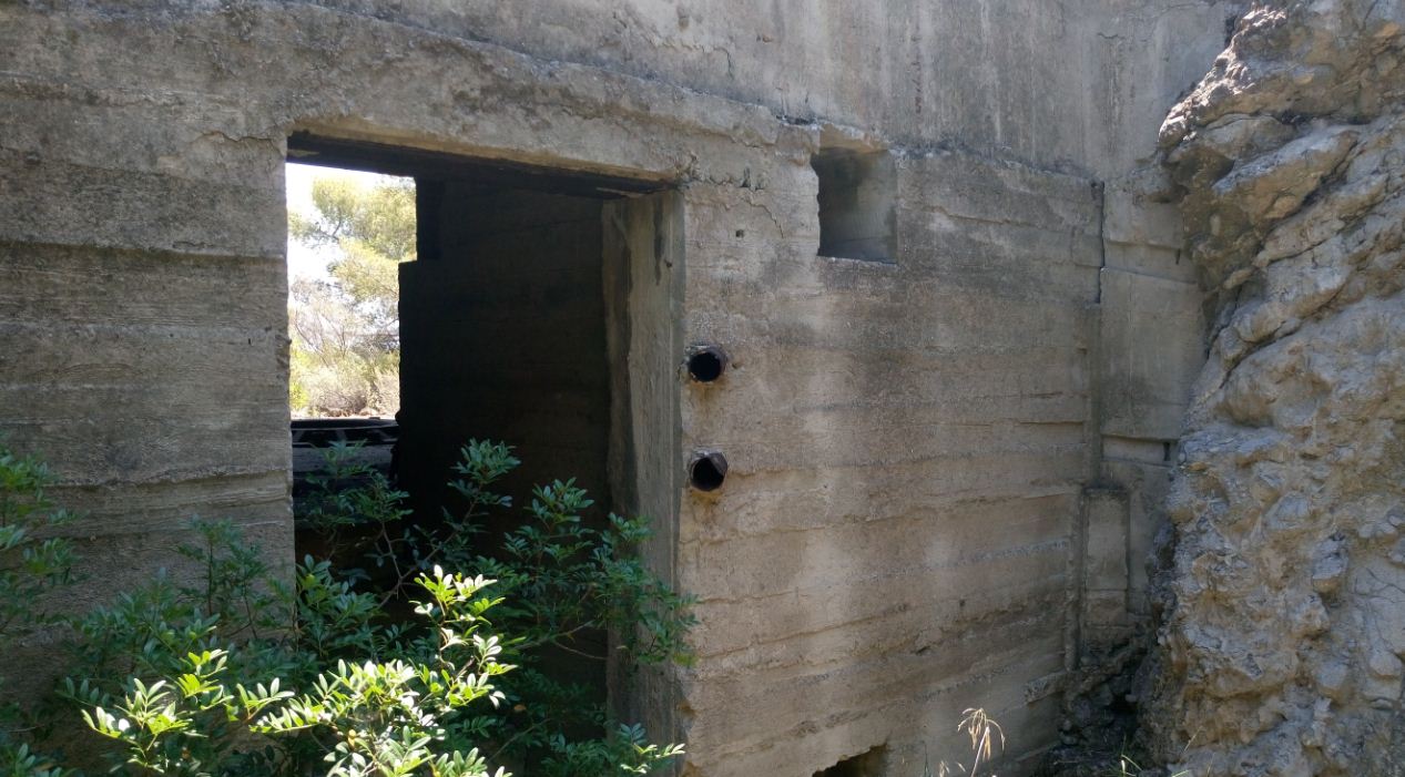 Η είσοδος του bunker, βρίσκεται στην πίσω πλευρά του.
