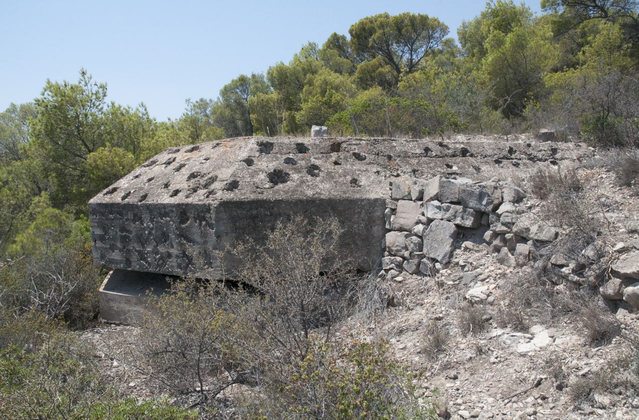 Το παρατηρητήριο, μπροστά από τα 3 πυροβολεία.