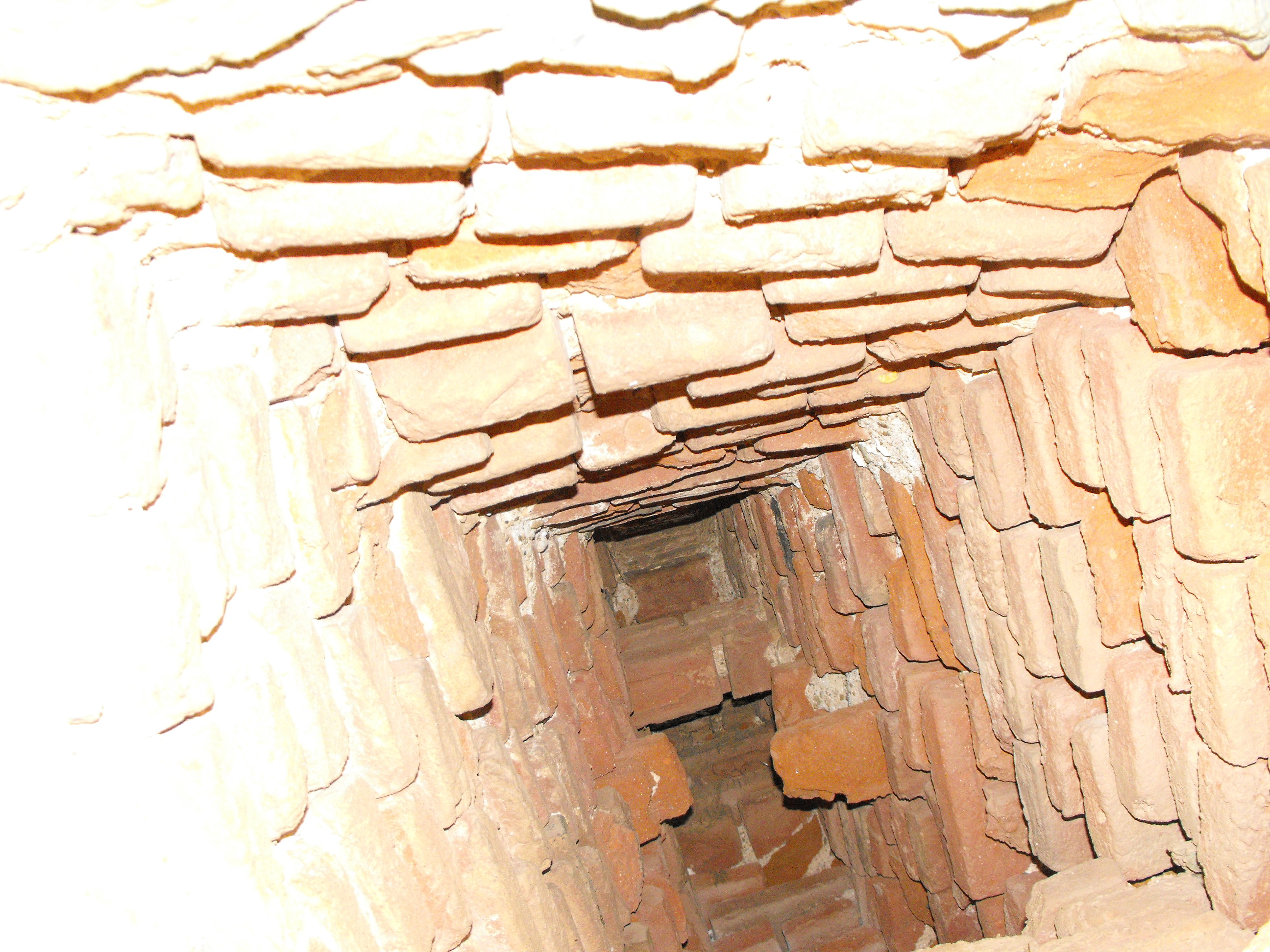 ΚΑΡΑΜΠΟΥΡΝΟΥ - θεση καμιναδας Εστιας χωρου προσωπικου