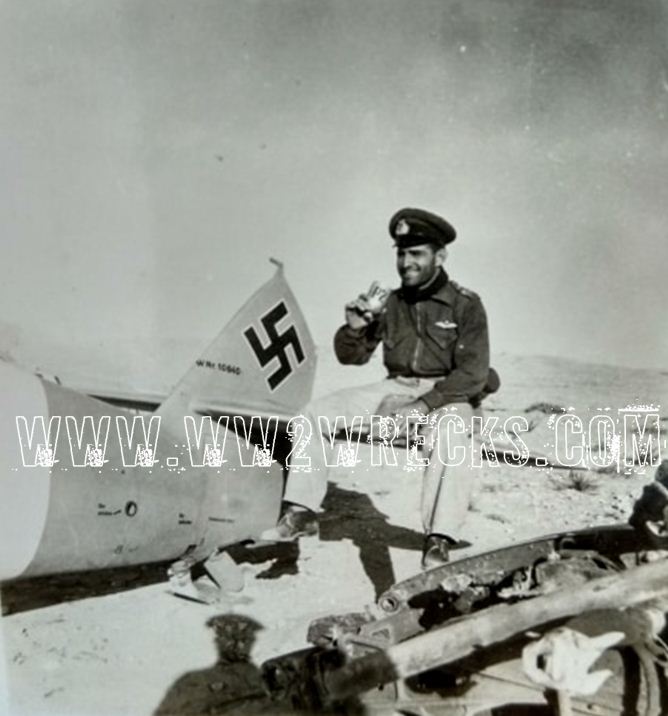 Ο Ιωάννης Κατσαρός ποζάρει χαμογελαστός σε ένα καταδιωκτικό Bf109 της Luftwaffe
