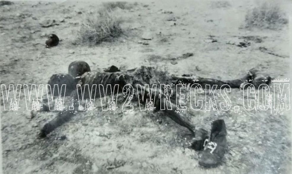 Η σκληρή όψη του πολέμου. Νεκρός στρατιώτης κείτεται άταφος στην έρημο της Β. Αφρικής. Φωτογραφία: Άγγελος-Στέφανος Μωραΐτης