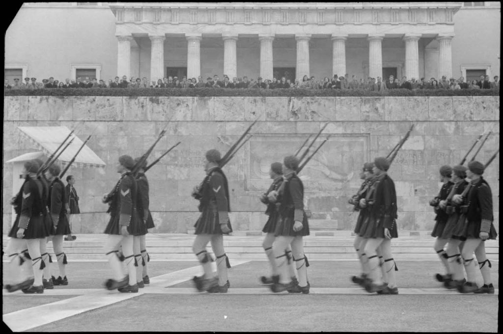 n Αθήνα (Ελλάδα), η τιμητική φρουρά μπροστά από το προεδρικό μέγαρο (ή βασιλικό μέγαρο ή κοινοβούλιο). DAT 724 L04 © Walter O. Luben/ECPAD/Defense