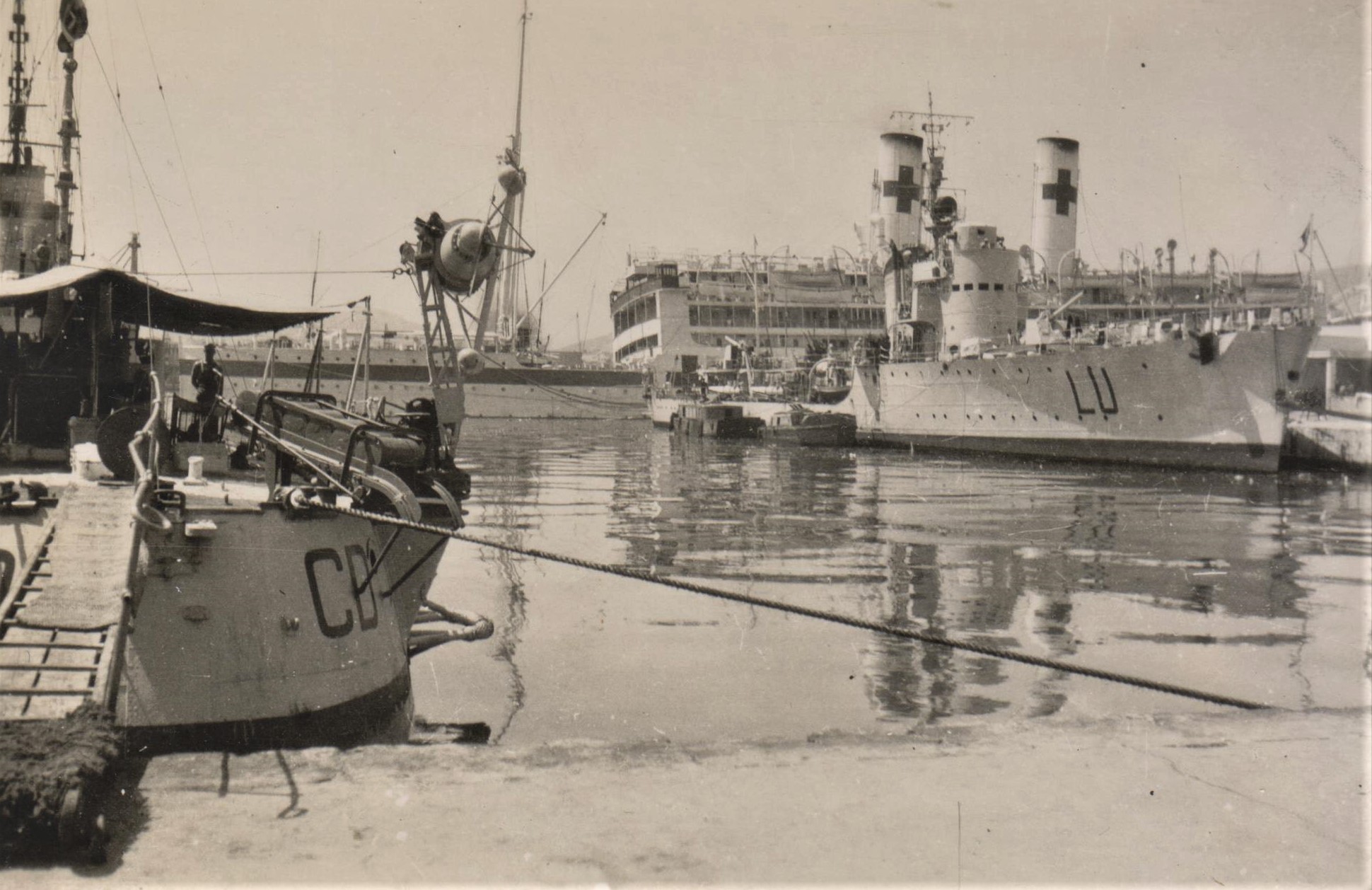 Hospital ship Gradisca, torpedo boat Lupo and torpedo boat Castelfidardo in Pireus Harbour in May 1941 (Author’s Collection)