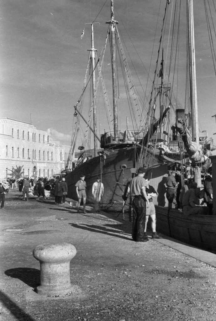 In Lakki, the activities of the port of Leros under German occupation. LWEK F6220 L33 © Karl Ottahal/ECPAD/Defense